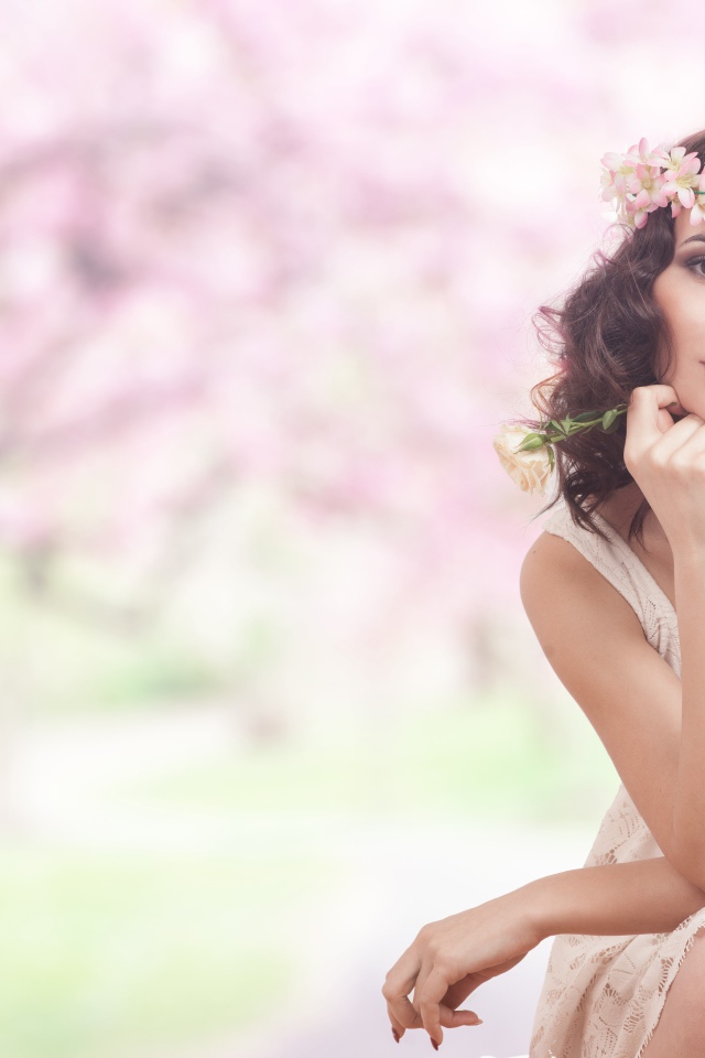 Красивая девушка в розовом платье с венком на голове