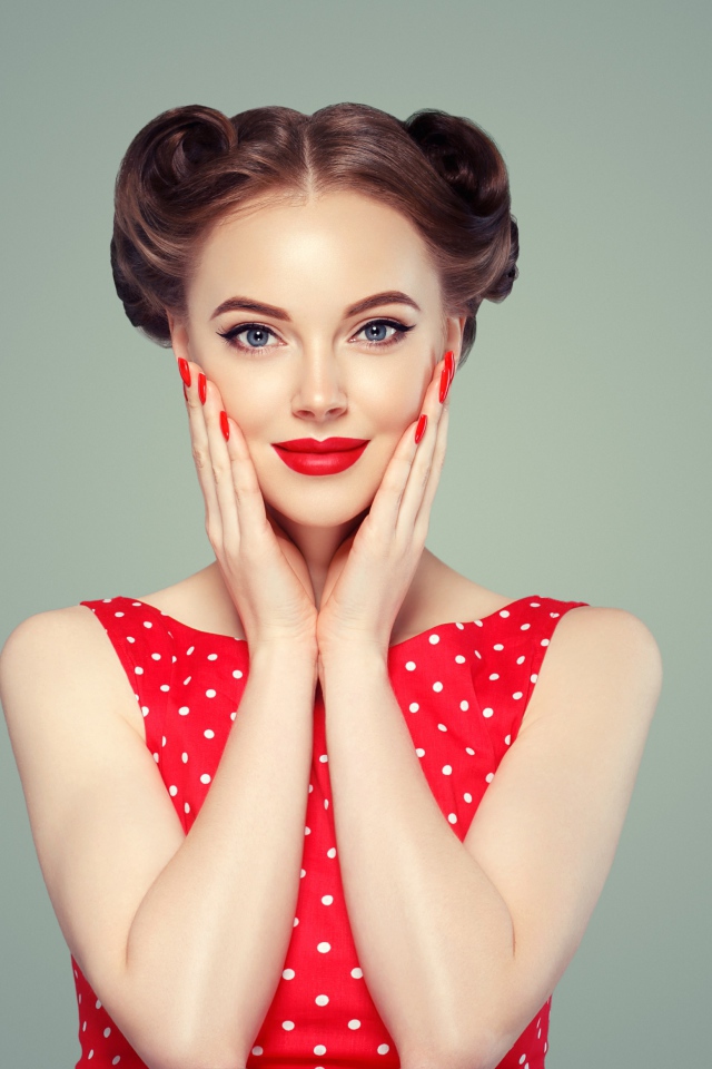 Красивая девушка в красном платье в горошек