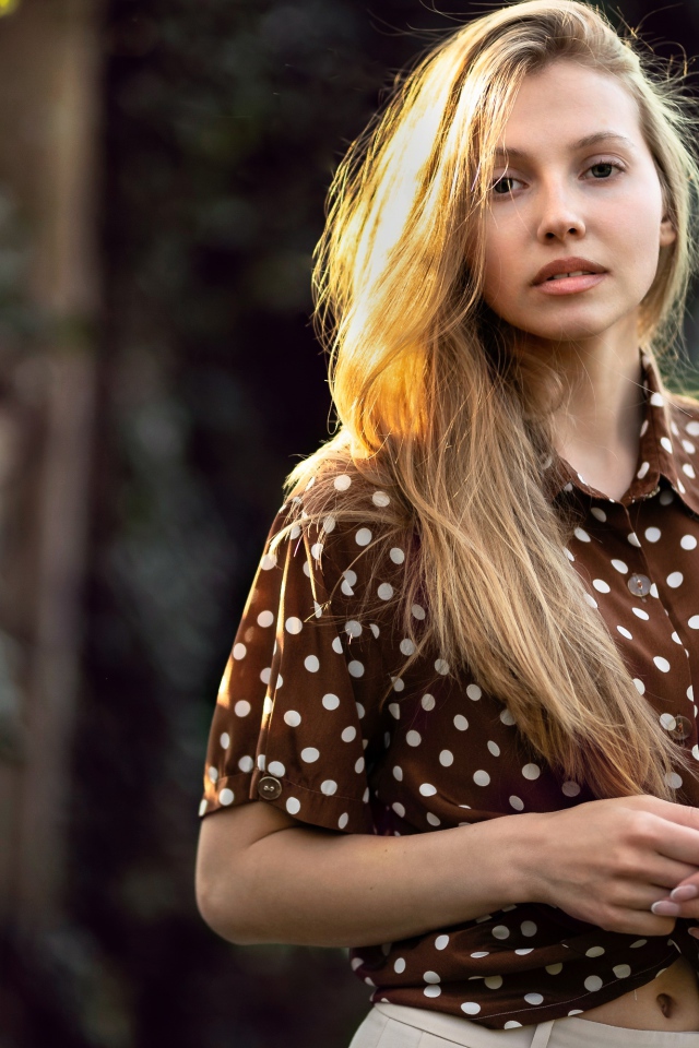 Красивая девушка в рубашке в горох 