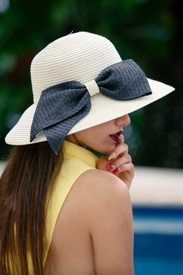 Красивая девушка в белой шляпе с серым бантом