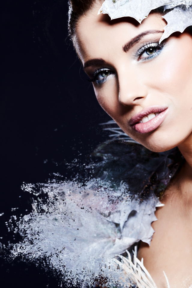 Красивая девушка в необычном костюме на синем фоне