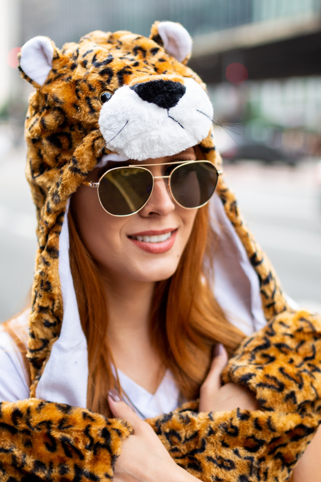 Красивая девушка в очках в смешной шапке