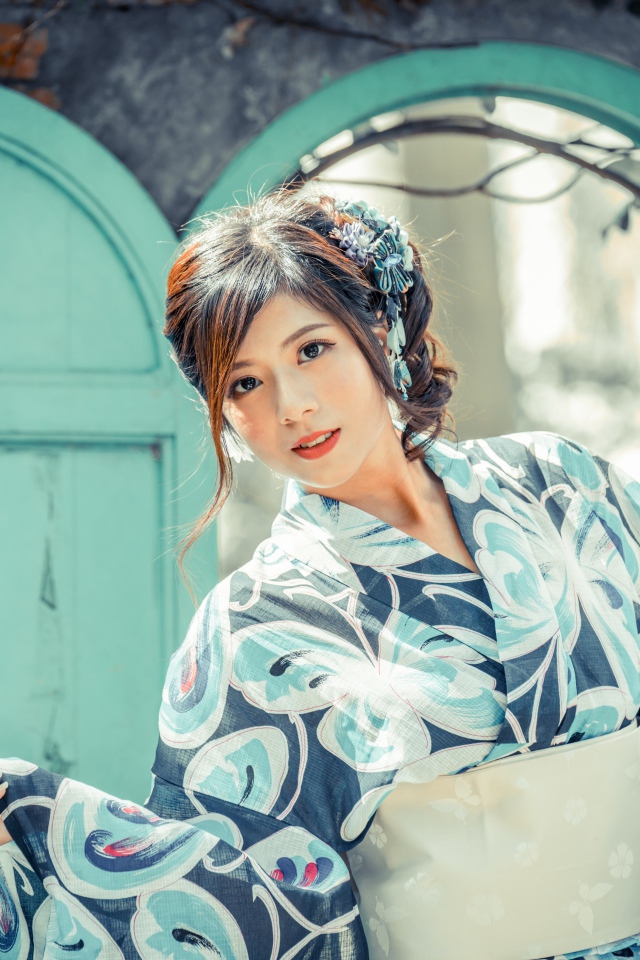 Красивая девушка в кимоно с веером в руке