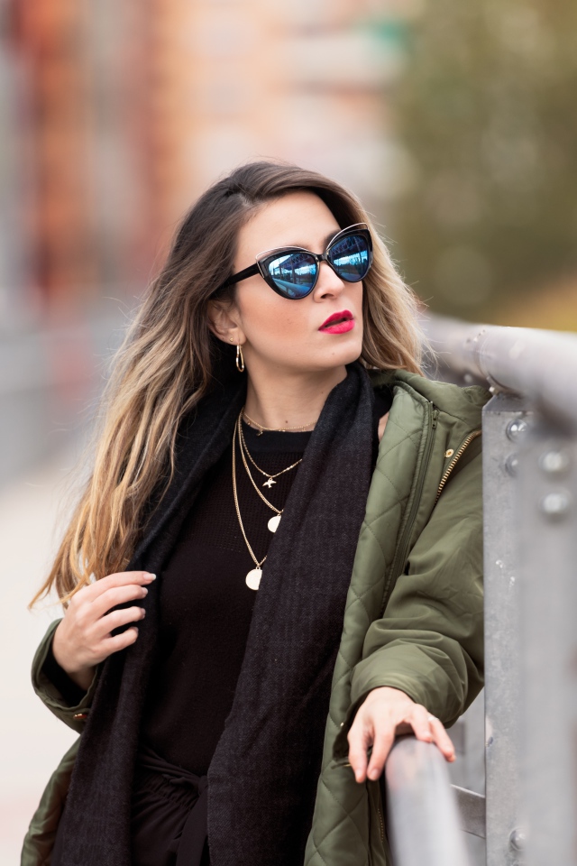 Красивая девушка в солнечных очках на мосту