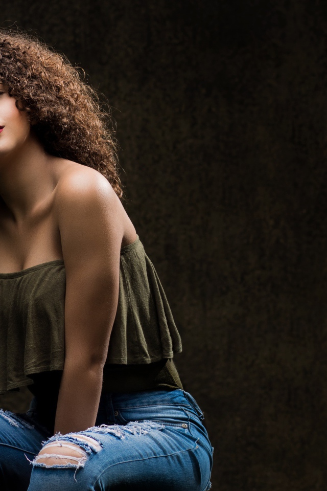 Красивая девушка в модных джинсах 