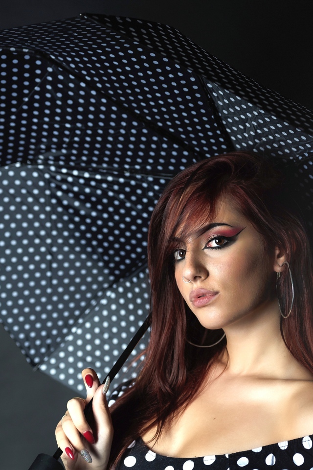 Красивая девушка под большим зонтом