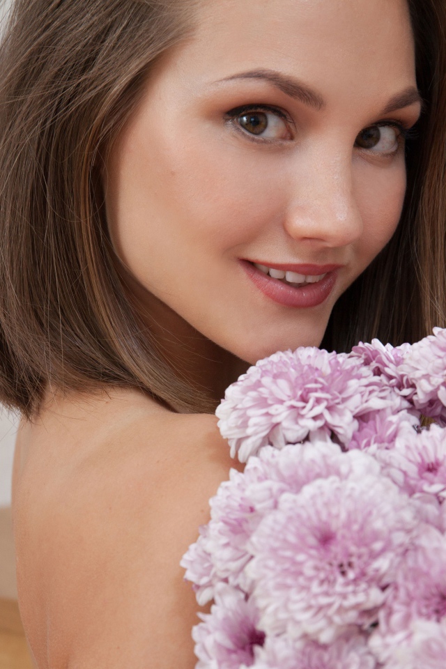 Красивая девушка с букетом розовых хризантем
