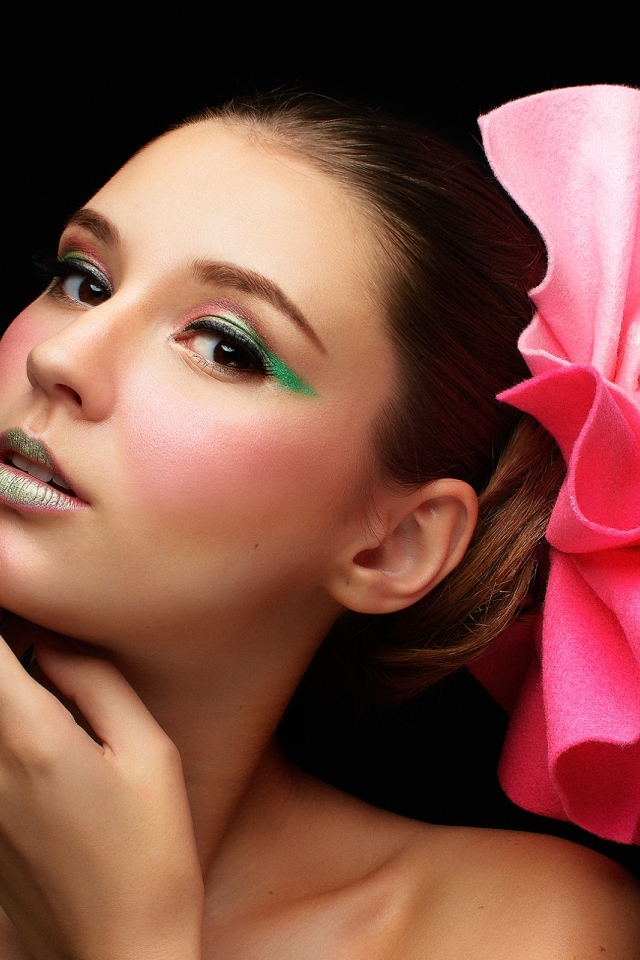 Красивая девушка с бантом в волосах на черном фоне