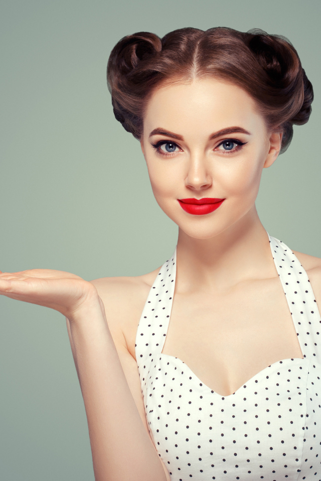 Красивая девушка с прической на голове в платье