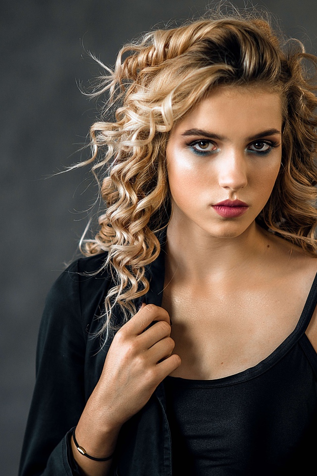 Красивая девушка с прической в черном наряде