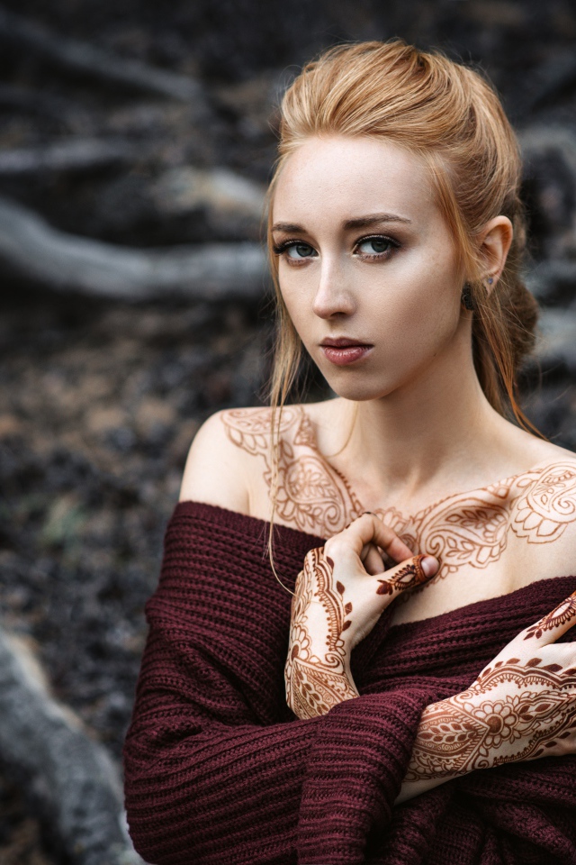 Красивая девушка с рисунком из хны на теле 