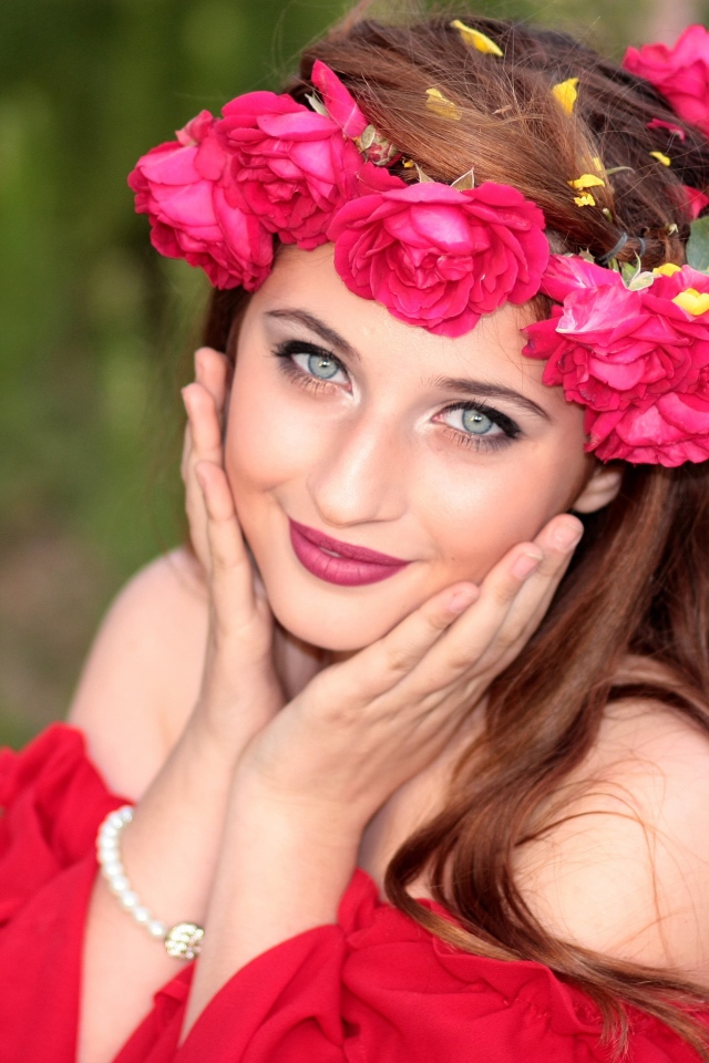 Красивая девушка с венком из роз на голове