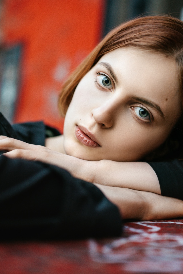 Красивая девушка с большими глазами