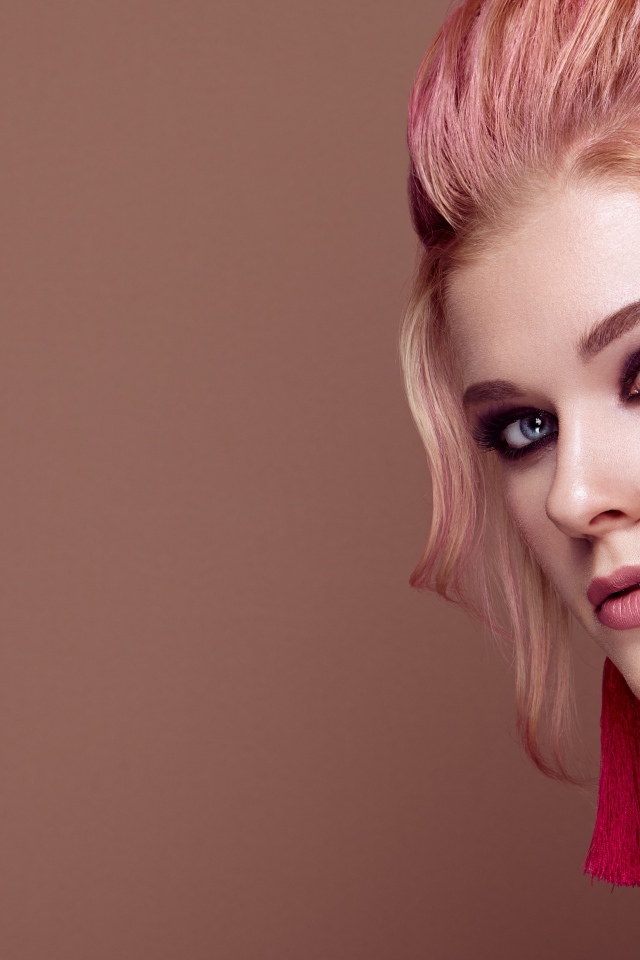 Красивая девушка с голубыми глазами  и розовыми волосами