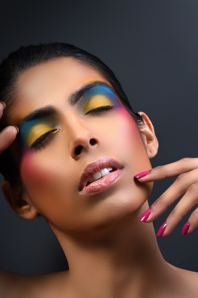 Красивая девушка с ярким макияжем с закрытыми глазами