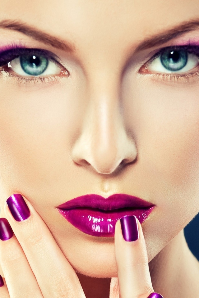 Красивая девушка с макияжем и красивыми серьгами