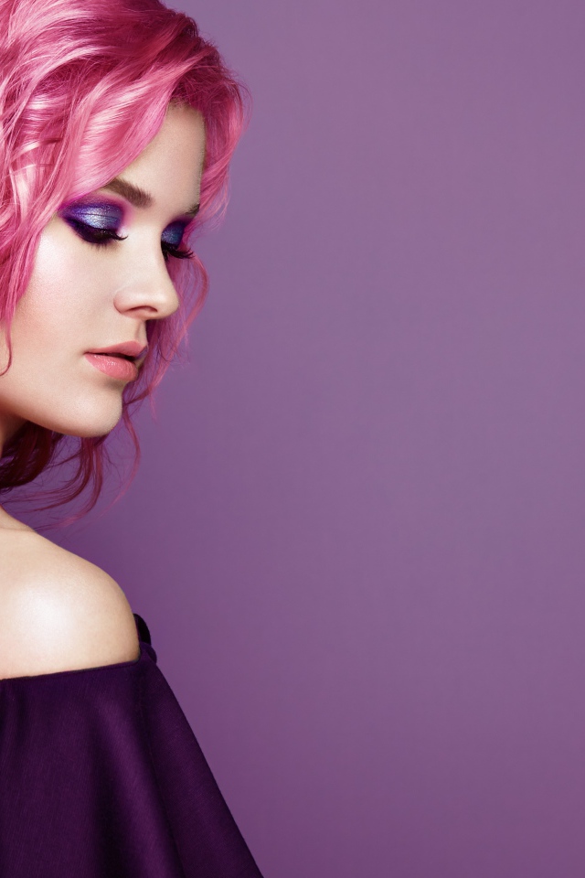 Красивая девушка с розовыми волосами на сиреневом фоне