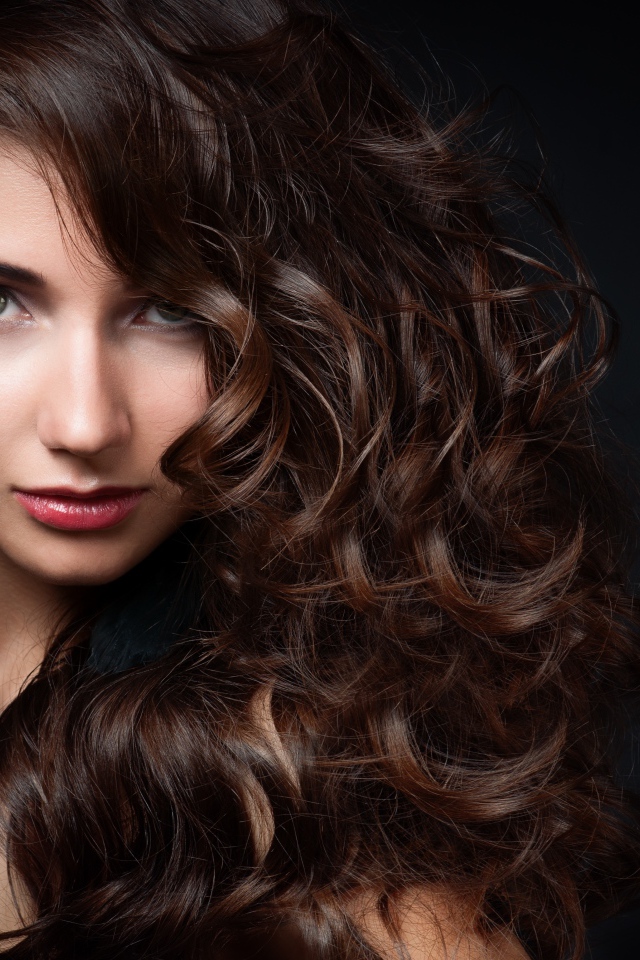 Красивая зеленоглазая девушка с сережками в ушах 