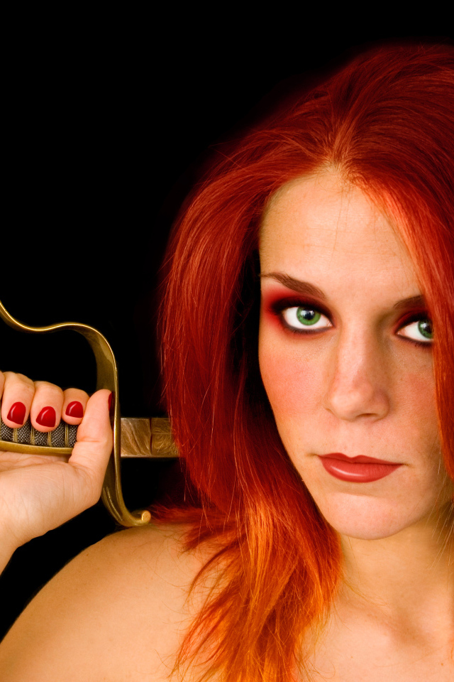 Красивая зеленоглазая девушка с зелеными глазами с саблей в руке