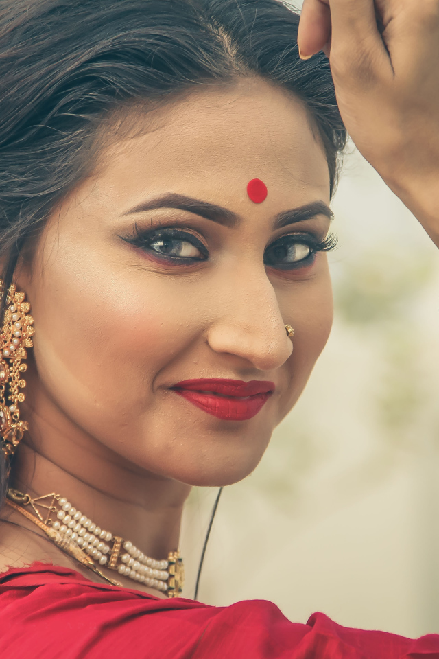 Красивая девушка индианка с украшениями 