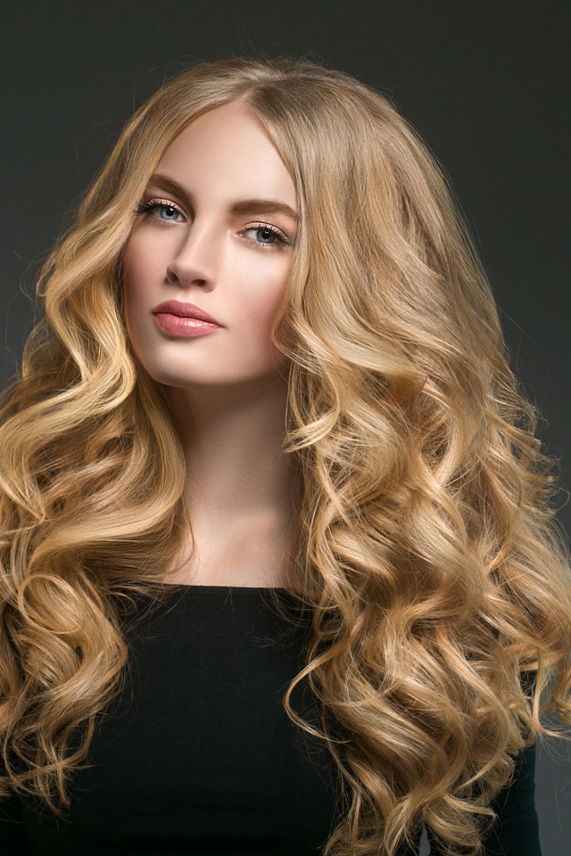 Красивая длинноволосая блондинка с голубыми глазами 