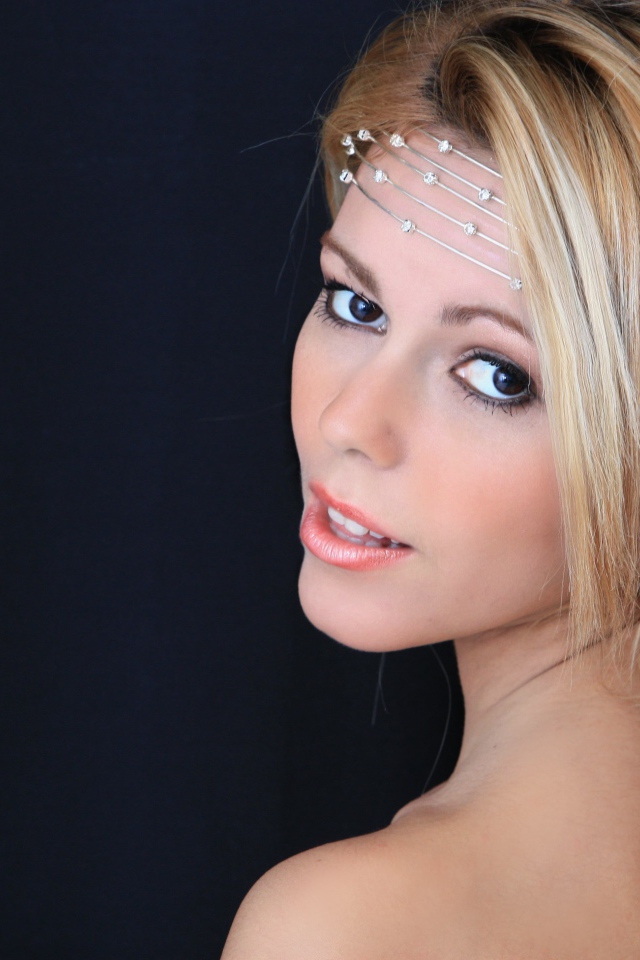 Красивая длинноволосая блондинка с украшениями на лбу