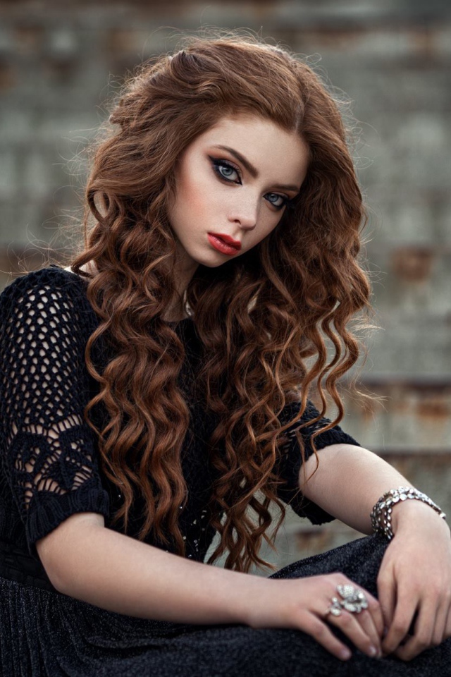 Красивая длинноволосая девушка в черном платье