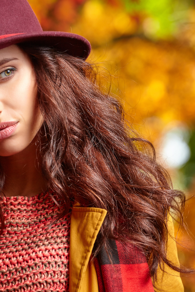 Красивая длинноволосая девушка в шляпе осенью
