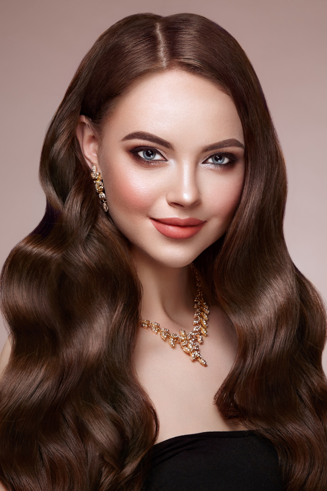Красивая длинноволосая девушка с украшением на шее