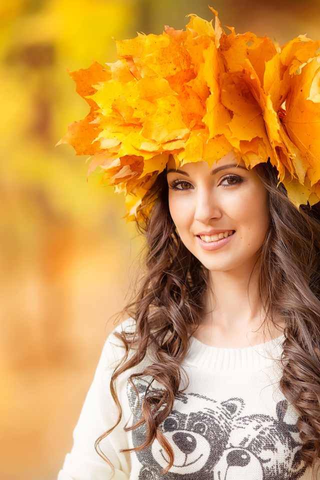 Красивая длинноволосая девушка с венком из желтых листьев на голове