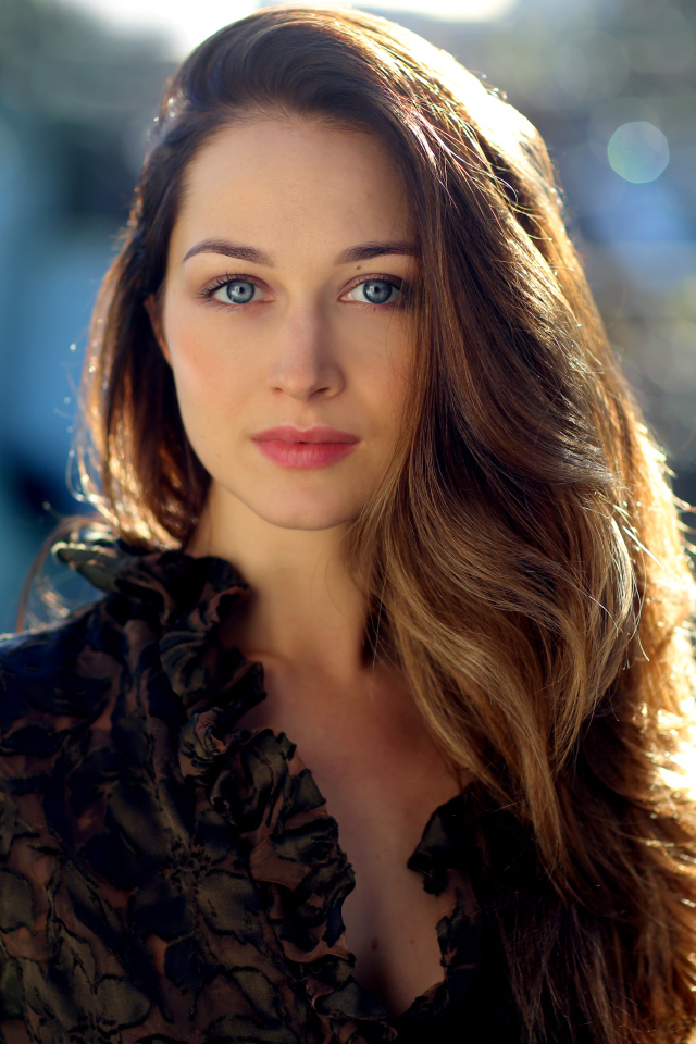 Красивая длинноволосая девушка с голубыми глазами на улице