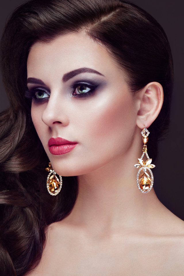 Красивая длинноволосая девушка с сережками