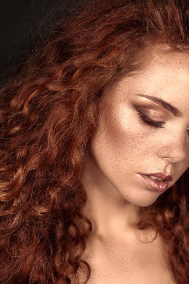 Красивая скромная рыжеволосая девушка с веснушками