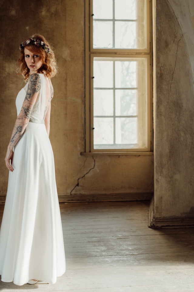 Красивая рыжеволосая девушка в белом платье с  татуировками на теле 