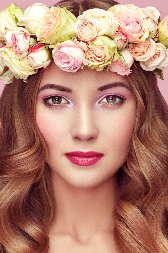 Красивая рыжеволосая девушка с венком из роз на голове