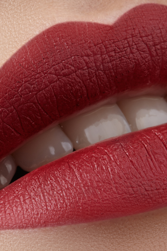 Красивые красные губы девушки 