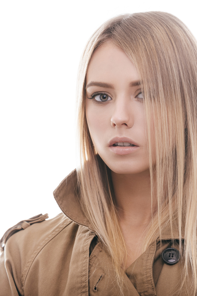 Красивая грустная девушка на белом фоне