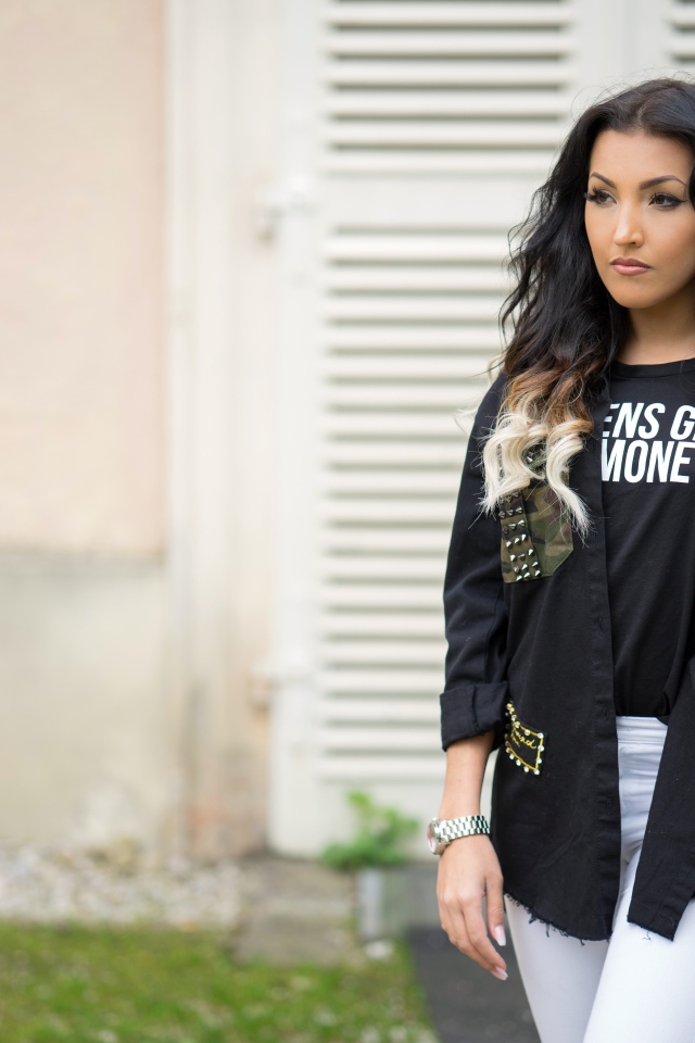 Красивая стильная девушка с часами на руке