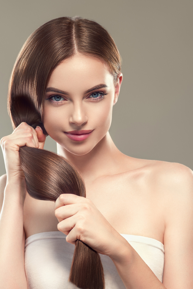 Красивая нежная голубоглазая девушка с длинными волосами