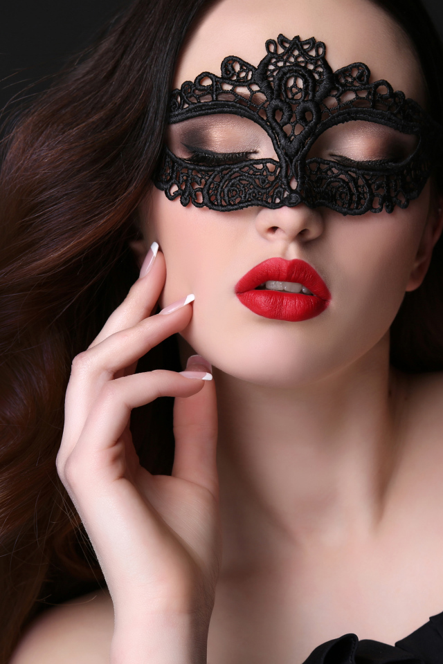 Красивая нежная длинноволосая девушка с черной маской на лице