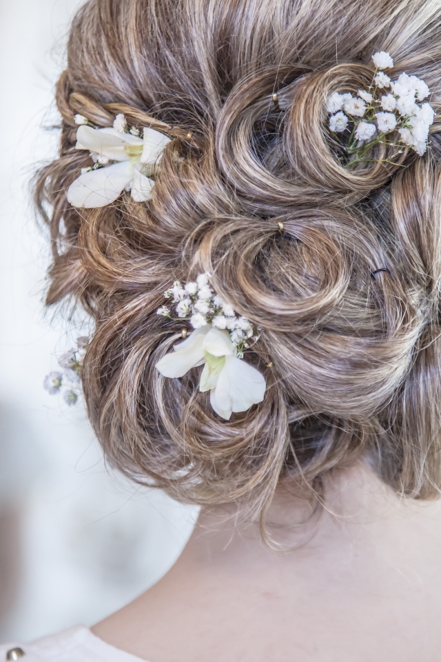 Красивая свадебная прическа с цветами 
