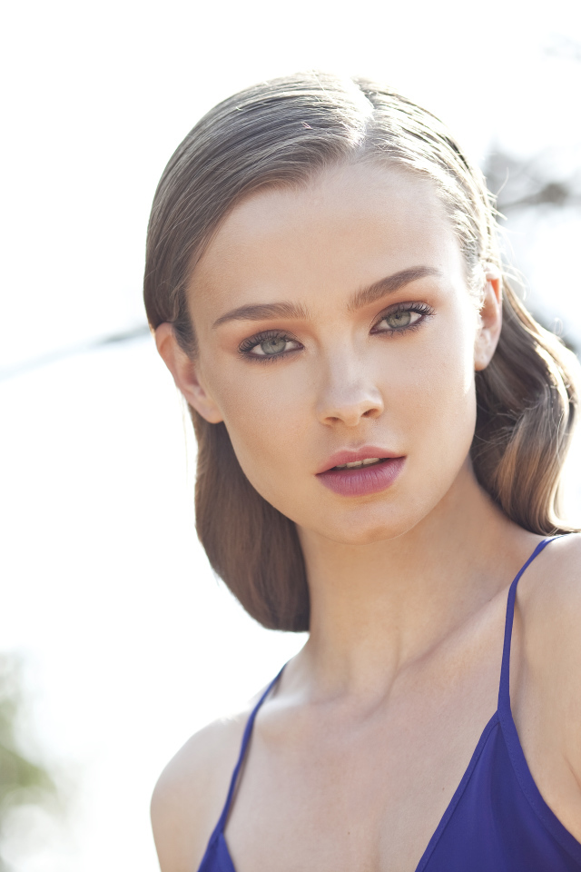 Красивая молодая девушка модель крупным планом