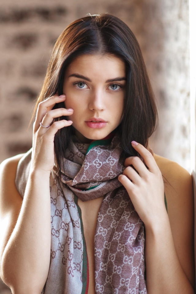 Красивая молодая девушка с шарфом на шее