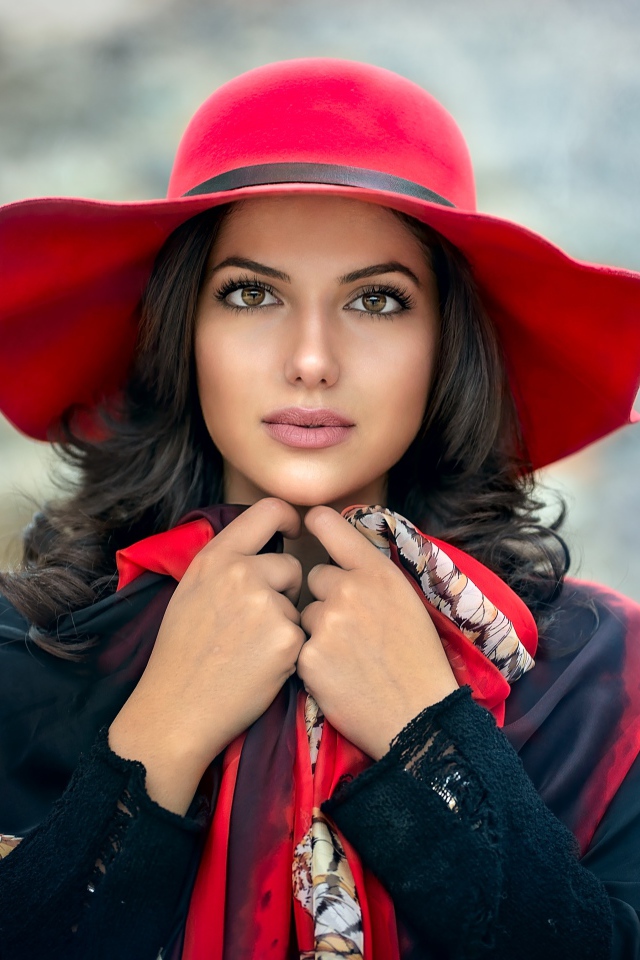 Брюнетка с большими глазами в красной шляпе 