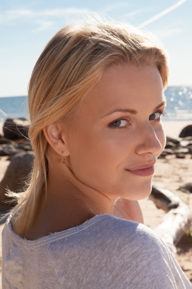 Блондинка с серыми глазами на берегу океана