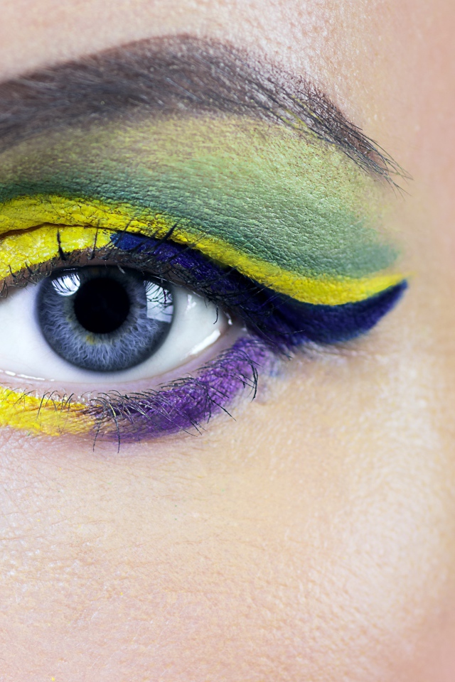 Накрашенный глаз голубоглазой девушки