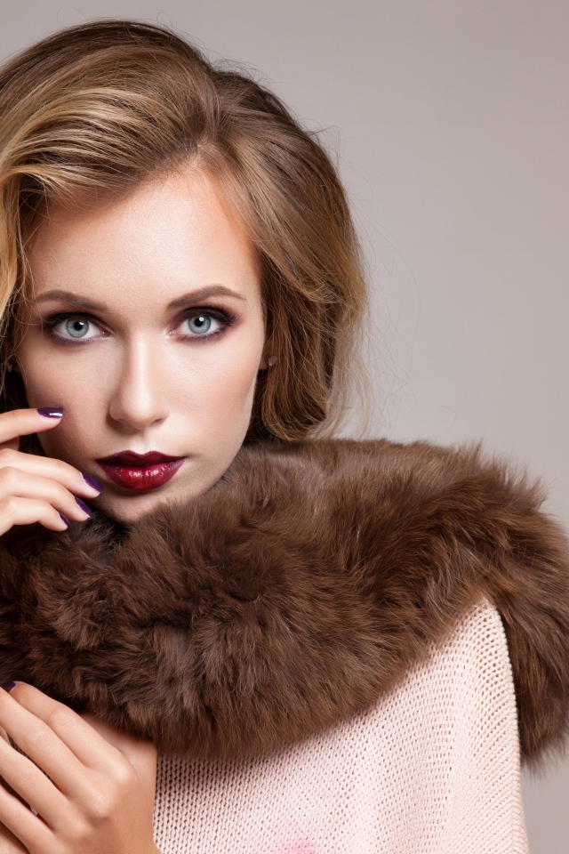 Яркая девушка блондинка с меховым воротником