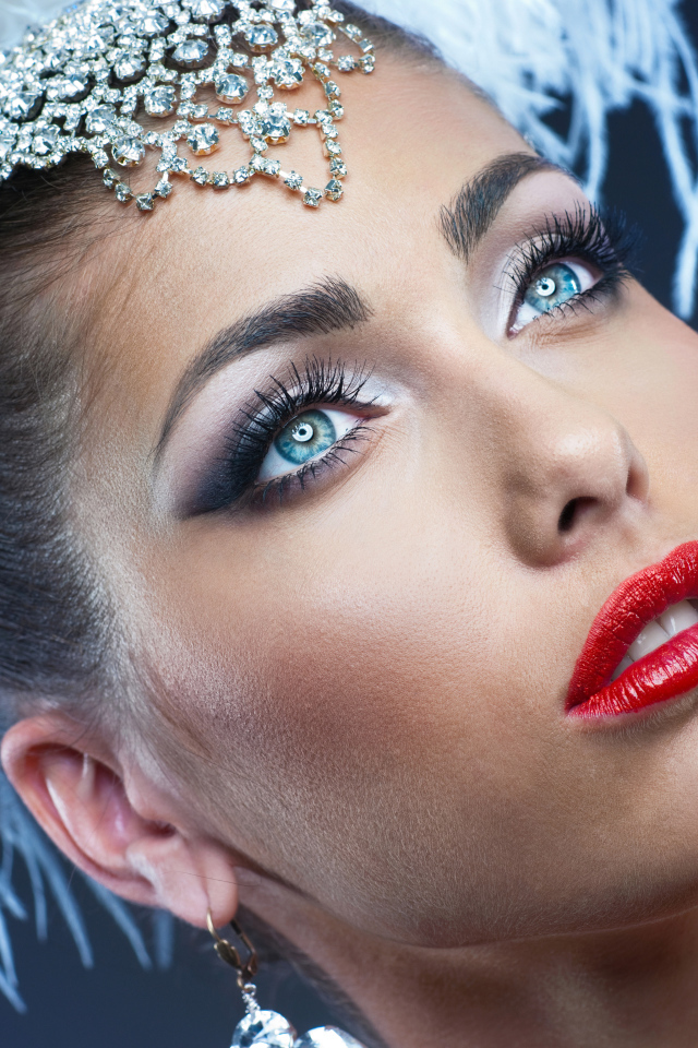 Яркая девушка в карнавальном костюме 