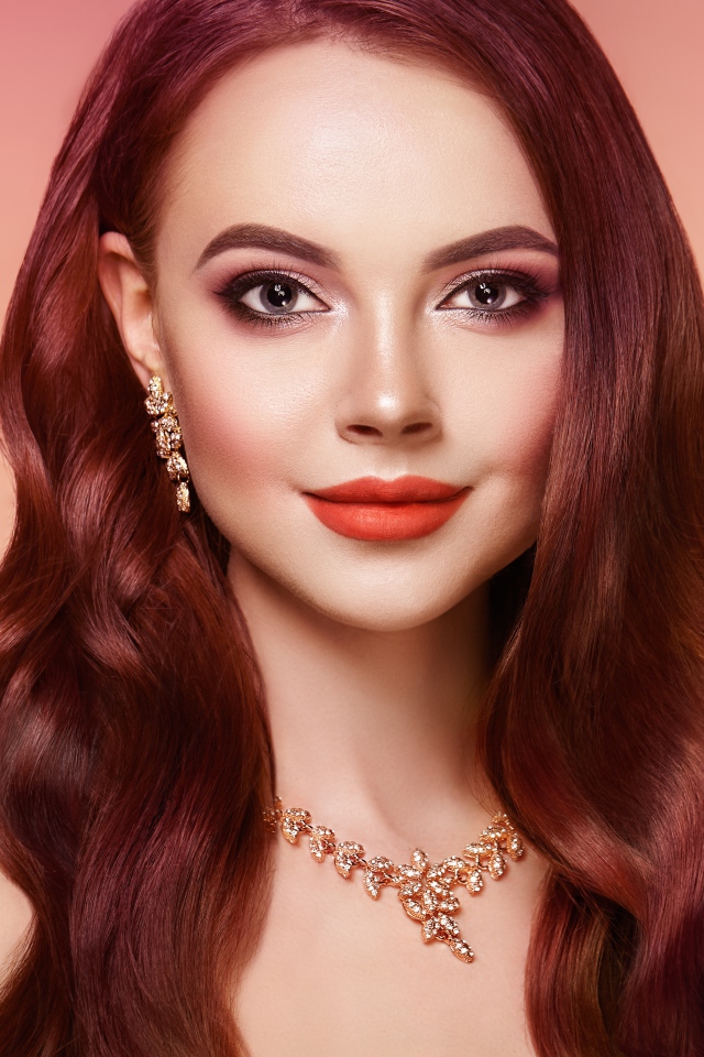 Яркая рыжеволосая девушка с украшениями крупным планом