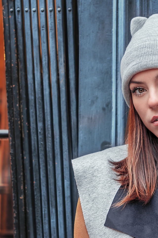 Кареглазая девушка в серой шапке 